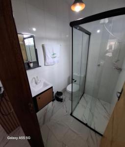 un bagno con doccia, lavandino e WC di Apt estiloso a Sinop