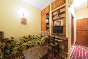 TV a/nebo společenská místnost v ubytování Fès Riad Scalia Traditional Guesthouse Morocco