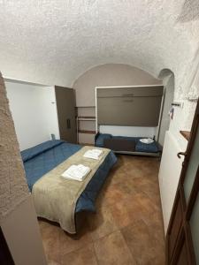 a small bedroom with a bed in a room at Appartamento Serenity Lake in Lierna