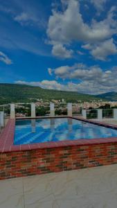 une grande piscine au sommet d'un bâtiment en briques dans l'établissement San Gil Apartahotel Stayplus, à Estación El Salto