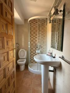 Ένα μπάνιο στο Alojamientos- Fonda El Soto-Entre Viñas