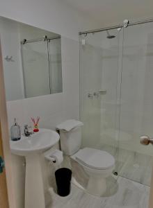 Ένα μπάνιο στο Stayplus Apartahotel San Gil +8 φωτογραφίες