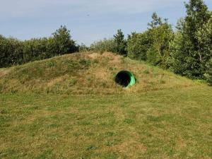 een gat in een grasheuvel met een tunnel bij 5 person holiday home in Hemmet-By Traum in Falen