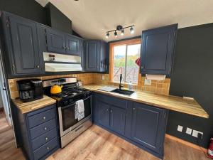 Η κουζίνα ή μικρή κουζίνα στο Cozy Covelo Tiny Home - Hot Tub & Oaks +18 φωτογραφίες