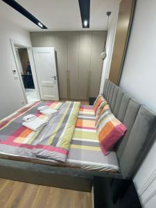 - une petite chambre avec un lit et des oreillers colorés dans l'établissement Arad Apartamente Premium, à Arad 9 autres photos