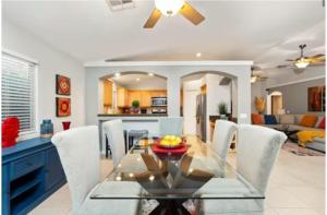 Χώρος καθιστικού στο Hidden gem in La Quinta Cove by old town with saltwater pool and spa