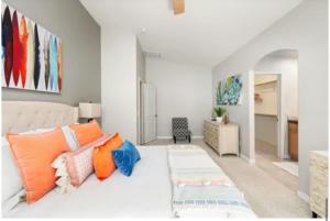 Ένα ή περισσότερα κρεβάτια σε δωμάτιο στο Hidden gem in La Quinta Cove by old town with saltwater pool and spa +16 φωτογραφίες