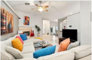 Μια τηλεόραση ή/και κέντρο ψυχαγωγίας στο Hidden gem in La Quinta Cove by old town with saltwater pool and spa