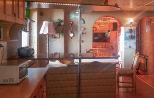 - une cuisine avec un comptoir et un four micro-ondes dans l'établissement Stunning Home In Darlowo With Wifi, à Darłowo