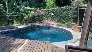 Bazén v ubytování Suíte externa luxo no melhor da Ilhabela nebo v jeho okolí