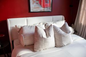 Giường trong phòng chung tại Lux Bronx Apt Rooftop, Pool, Gym, Cinema +28 ảnh