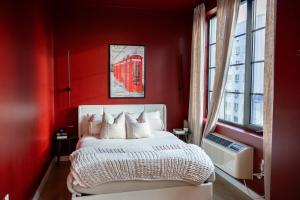 Giường trong phòng chung tại Lux Bronx Apt Rooftop, Pool, Gym, Cinema