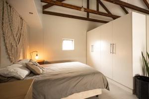 een slaapkamer met een bed en een witte kast bij Cosmic Voyage in Nouakchott