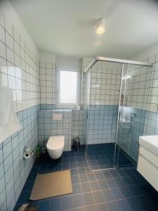 Un baño con inodoro y ducha en Modern Living, Luxe Studio Zurich, en Zúrich