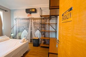 una camera da letto con un letto a castello e un murale raffigurante un edificio di Conforto e estilo inspirado em Nova York - Centro de Palmas a Palmas Altre 24 foto