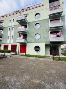 un gran edificio con puertas y ventanas rojas en Modern Living, Luxe Studio Zurich, en Zúrich