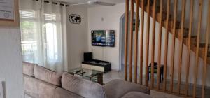 TV a/nebo společenská místnost v ubytování hébergement Les Abymes