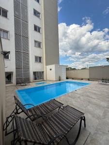 una piscina sul tetto di un edificio di Conforto e estilo inspirado em Nova York - Centro de Palmas a Palmas
