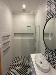 Et badeværelse på Harbour Bungalow Rose Bay Sydney