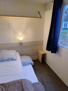 Postel nebo postele na pokoji v ubytování Mobil home proche d'Europa park et Rulantica 6 pers 3 chambres