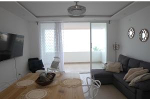 ein Wohnzimmer mit Sofa und Tisch in der Unterkunft Oceanfront Apartment 2BR 2BA at Jama Campay includes Resort Access in Jama