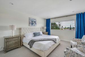 Ένα ή περισσότερα κρεβάτια σε δωμάτιο στο VaCaTiOn Pool FirePit PoolTable CloseToFwy +40 φωτογραφίες