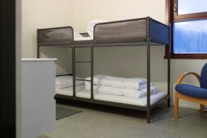 Ένα ή περισσότερα κρεβάτια σε δωμάτιο στο Senja Fjord Lodge