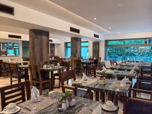 une salle à manger avec tables, chaises et fenêtres dans l'établissement Flamingo Cancun All Inclusive, à Cancún