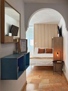 ein Schlafzimmer mit einem Bett und einem Spiegel in der Unterkunft Aura Beach esencia mediterránea in Torre del Mar