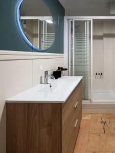 ein Badezimmer mit Waschbecken und Spiegel in der Unterkunft Aura Beach esencia mediterránea in Torre del Mar