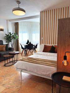 ein Schlafzimmer mit Bett und ein Wohnzimmer in der Unterkunft Aura Beach esencia mediterránea in Torre del Mar