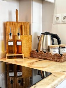 eine Küchentheke mit zwei Flaschen auf einem Regal in der Unterkunft Aura Beach esencia mediterránea in Torre del Mar + 23 Fotos