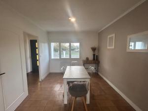 sala de estar con mesa y sillas en Maison chaleureuse à 2 minutes de la mer, en Colleville-Montgomery 3 fotos más