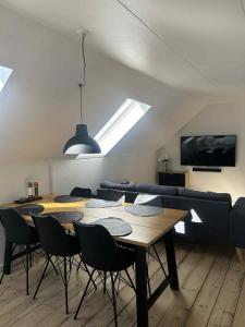 Μια τηλεόραση ή/και κέντρο ψυχαγωγίας στο Central apartment in the middle of Ribe