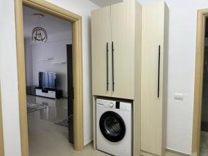 een wasruimte met wasmachine en droger bij Premium Apartments Tirana Cumani in Tirane