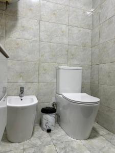 een badkamer met toilet en wastafel bij Premium Apartments Tirana Cumani in Tirane +2 foto's