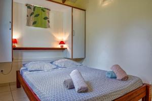 Ένα ή περισσότερα κρεβάτια σε δωμάτιο στο La Casita Verte vue sur mer & jardin tropical