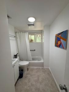 Koupelna v ubytování Tustin Palace EV Charger Close To Disneyland