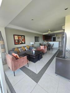 Posezení v ubytování 8th Floor Villa Magna Condo