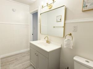 Koupelna v ubytování Redbrick Suites - 1BR-1BA Apts near UE + 103 fotografií