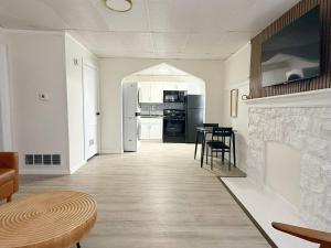 Kuchyň nebo kuchyňský kout v ubytování Redbrick Suites - 1BR-1BA Apts near UE