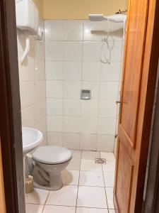 a bathroom with a toilet and a sink at Departamento in Fernando de la Mora
