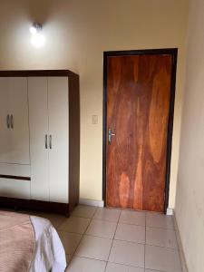 a room with a wooden door in a bedroom at Departamento in Fernando de la Mora