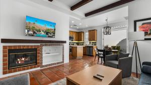 uma sala de estar com lareira e uma televisão por cima em SV109 Secluded 1 Bedroom Spa Villa at LQ Resort em La Quinta