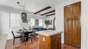 uma cozinha e sala de estar com mesa e cadeiras em SV109 Secluded 1 Bedroom Spa Villa at LQ Resort em La Quinta mais 22 fotografias