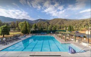 ein großer Pool mit Bergen im Hintergrund in der Unterkunft Sunshine Cabin Cozy 3BR Getaway and Deck in Pine Mountain Club