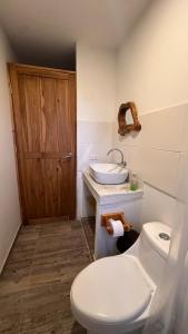 サレントにあるEl Regalo Finca Hostelのトイレと洗面台のあるバスルーム