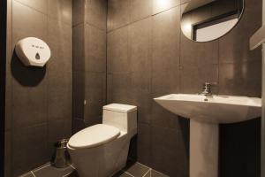 Ένα μπάνιο στο The Last Hotel Nampo