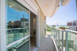 a balcony with a view of the ocean at Apartamento vista para o mar com 02 dormitórios in Canto Grande