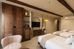 1 dormitorio con 2 camas y baño con lavamanos en Pyramids Pavilion Boutique Hotel, en El Cairo 213 fotos más